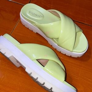 VIONIC VESTA FLATFORM LUG SANDAL